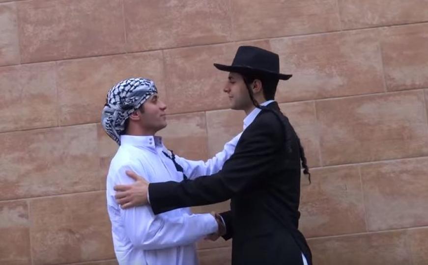 Jevrej i musliman hodaju zajedno: Šta je toliko čudno u tome? (VIDEO) 