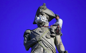 London: Aktivisti postavili gas maske na lica čuvenih londonskih kipova (FOTO)