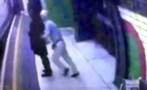 London: Japanski penzioner gurnuo ženu prema jurećem vozu (VIDEO)