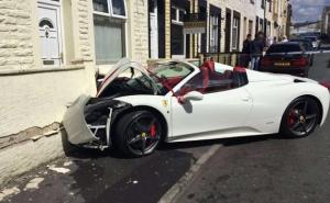 Mladoženja nagazio konjića: Za svadbu iznajmio Ferrari i slupao ga 