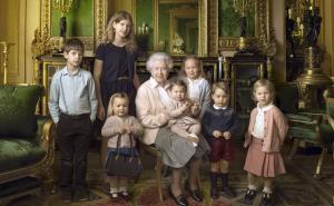 Fotografija britanske kraljice s unučićima raznježila svijet