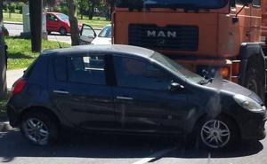 Sudar kamiona i automobila, na licu mjesta i Hitna pomoć