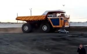 Šta se desi s putničkim automobilom kada preko njega pređe 450-tonski BelAZ