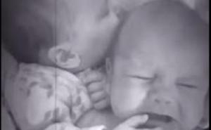 Sa 6 sedmica sestra zna kako pomoći bratu