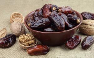 Zašto je dobro jesti tri hurme dnevno?