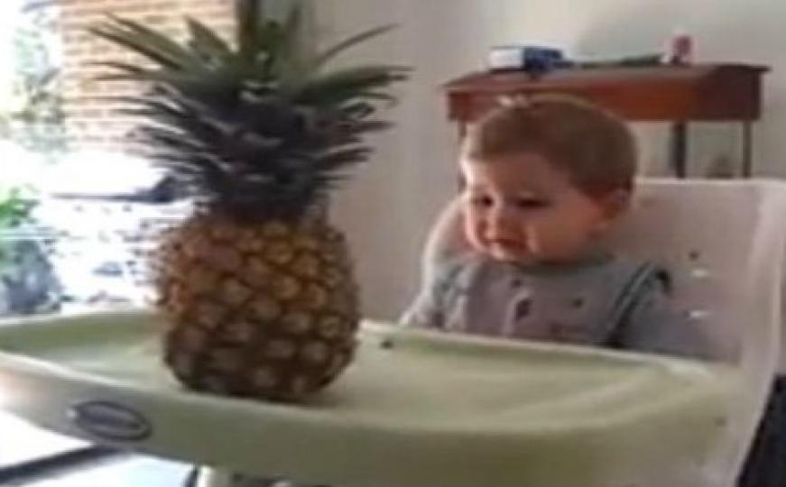 Bebina reakcija kad joj se ponudi ananas 