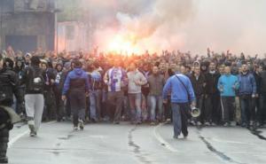 Korteo Manijaka i bakljada na zgradi