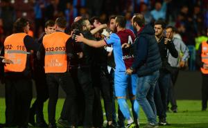 Prekinut meč Trabzonspora i Fenerbahcea: Navijači nasrnuli na sudiju