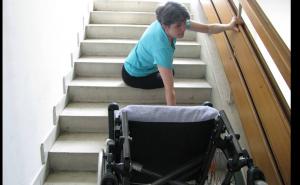 Problemi Hate Bajrić: Na rukama se, vukući kolica, spušta sa petog sprata 