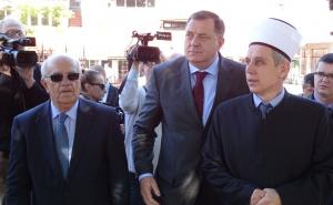 Dodik posjetio Ferhadija džamiju i donio ćilime na poklon
