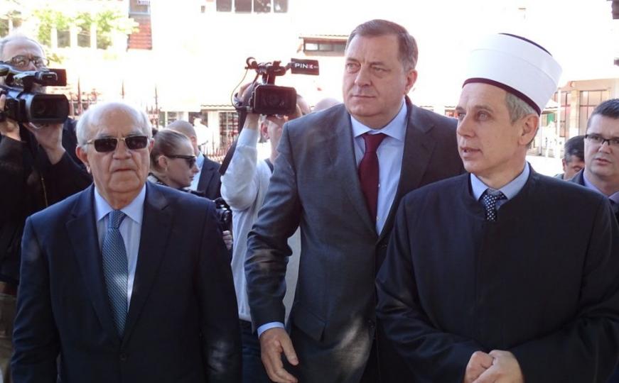 Dodik posjetio Ferhadija džamiju i donio ćilime na poklon
