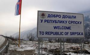 Zelenom bojom išarana tabla na kojoj piše 'Dobro došli u Republiku Srpsku'