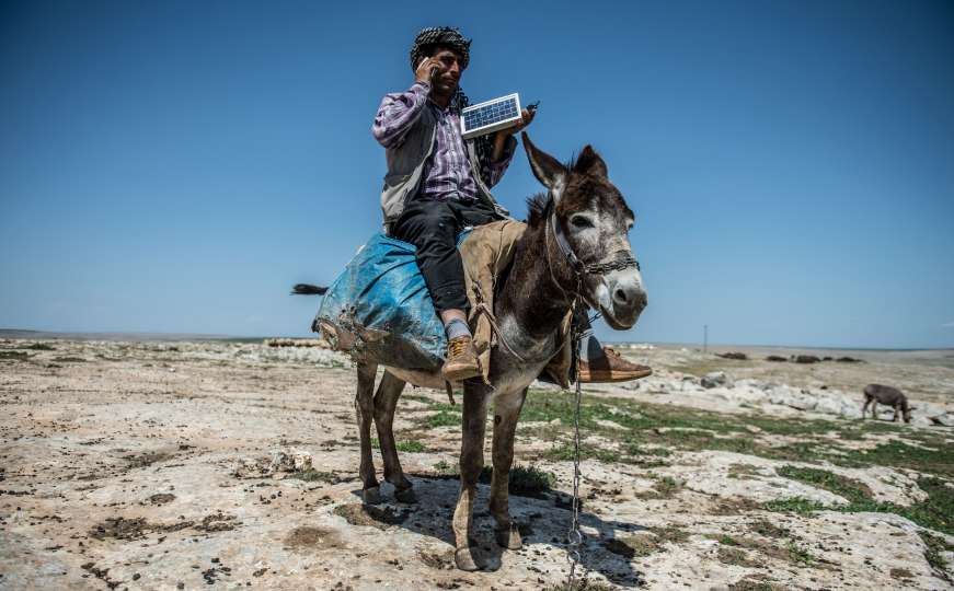 Pastiri mobitele pune solarnim panelima natovarenim na magarce