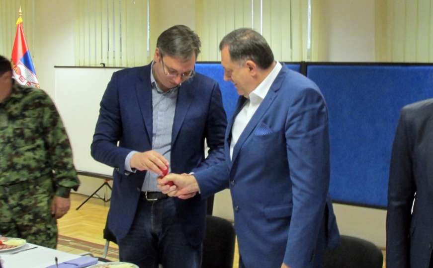 Dodik izgubio od Vučića u tucanju jajima