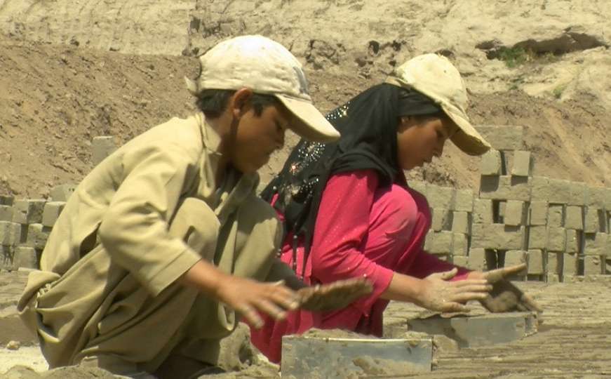 Iskorištavanje djece u Afganistanu: U tvornicama cigle rade i do 18 sati za dolar 