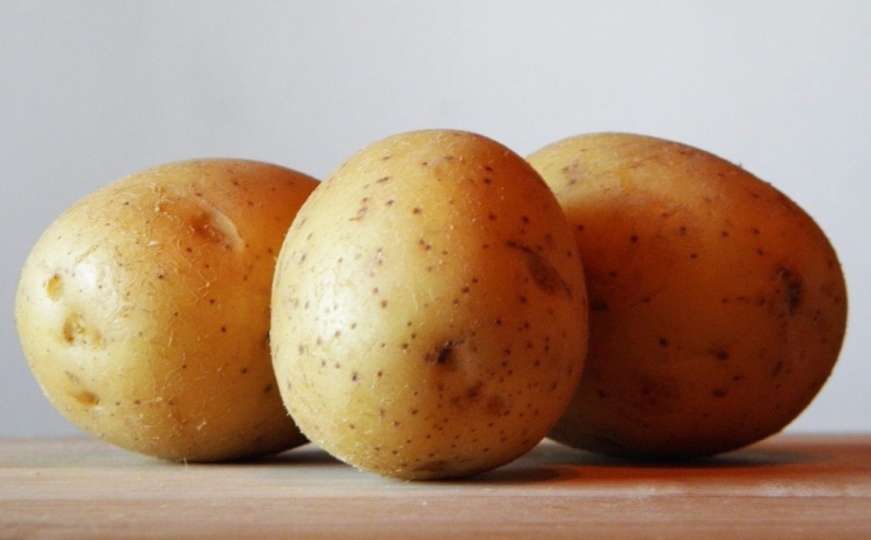 Zašto trebate staviti kolutove sirovog krompira na stomak? 