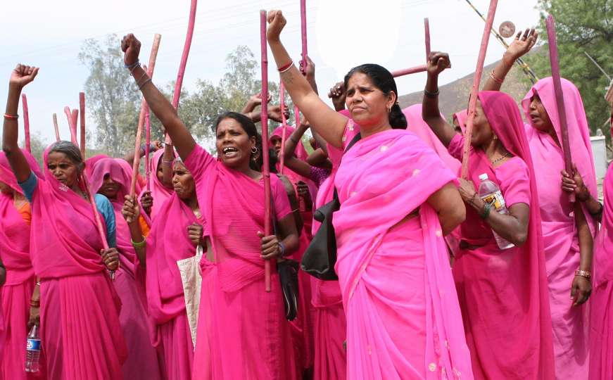 Ružičasta banda: Ove Indijke nose štapove i ne boje se nikoga