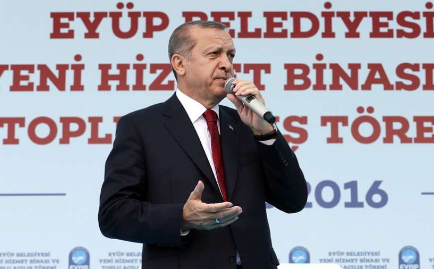 Erdogan: Musliman gradi, a ne ruši