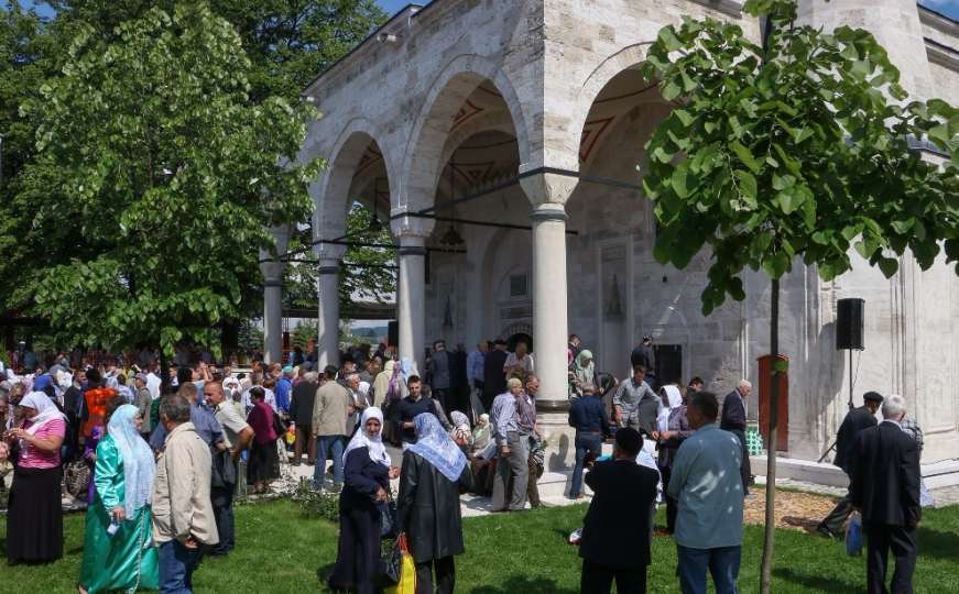 Nakon otvorenja: Veliki broj vjernika uživa u ljepoti Ferhat-pašine džamije u Banjoj Luci