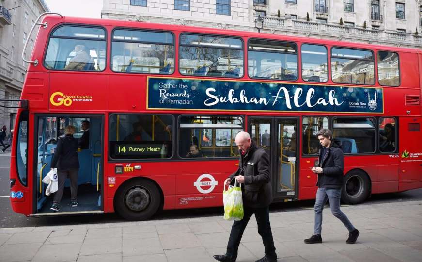 Natpisi 'Subhan Allah' na autobusima u Britaniji tokom ramazana