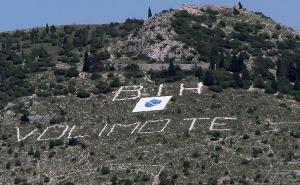 Iznad Mostara postavljena zastava s ljiljanima