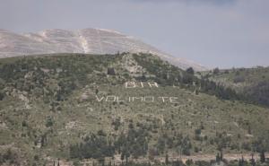 Uklonjena zastava sa ljiljanima