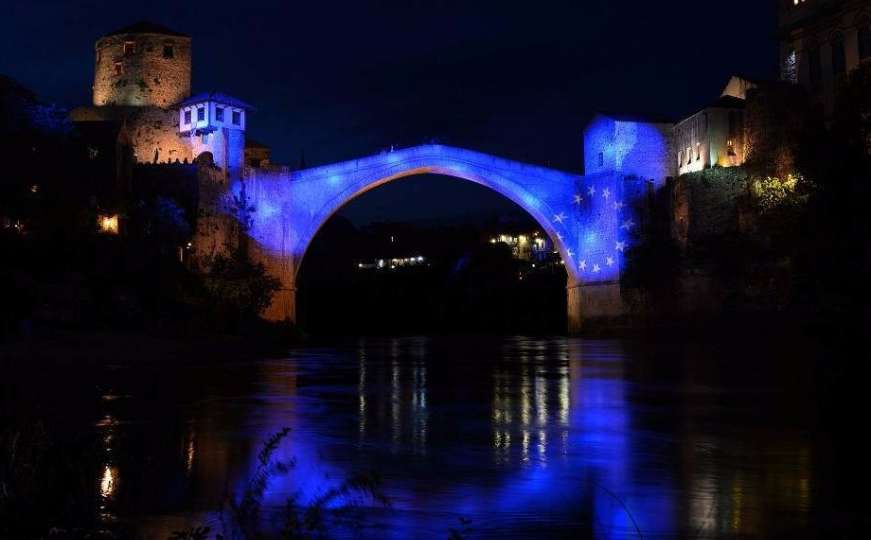 Dan pobjede nad fašizmom i Dan Europe: Stari most osvijetljen bojama EU 