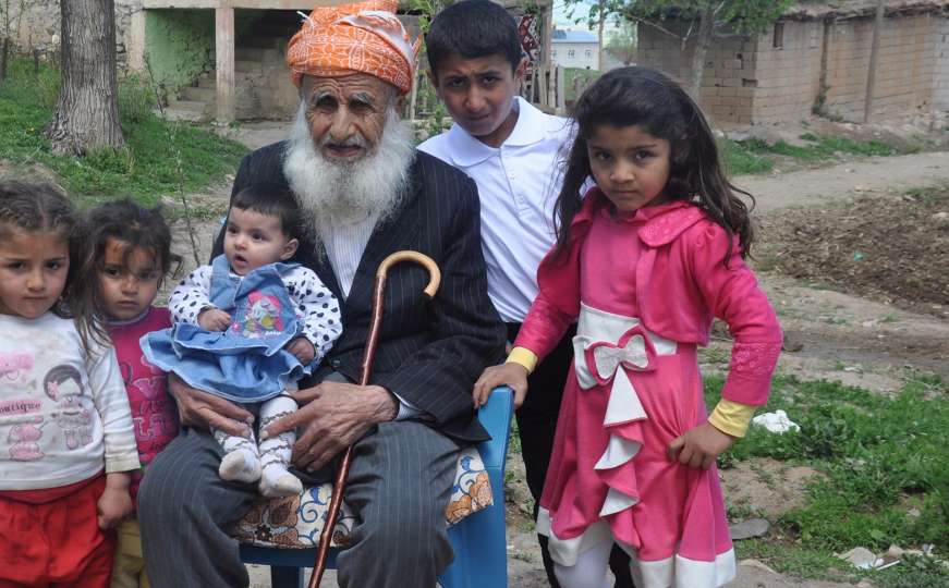 Dedo od 111 godina ima unučadi gotovo koliko i godina