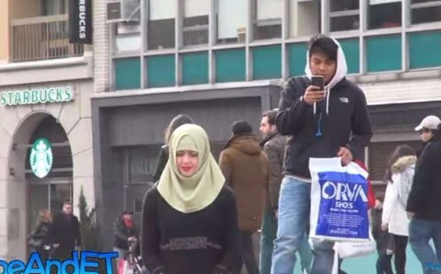 Reakcije građana na muslimanku koja klanja u javnosti