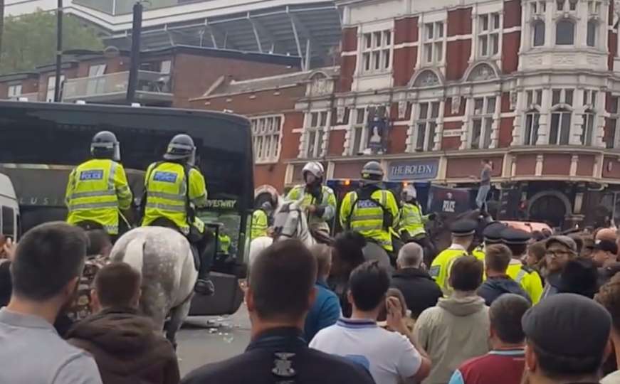 Navijači West Hama napali autobus Manchester Uniteda