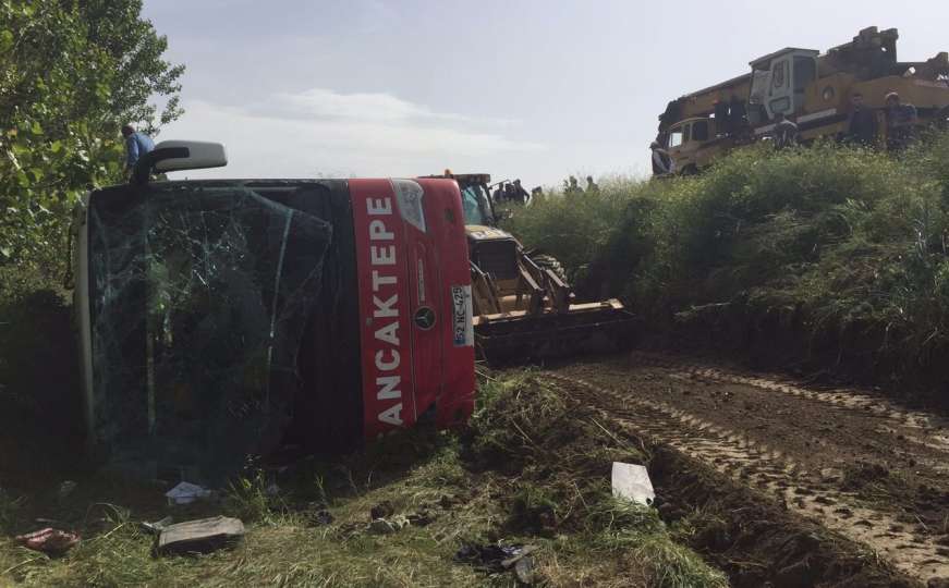 Autobuska nesreća: Pet osoba poginulo, 40 povrijeđeno