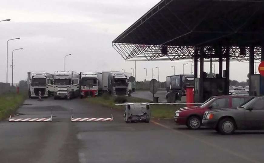 Zbog čega je na ulazu u BiH zaustavljen konvoj humanitarne pomoći