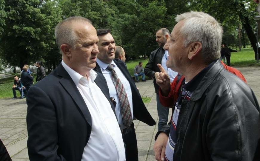 Dragan Čavić na protestima opozicije u razgovoru s građanima