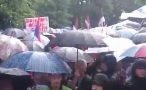 Kiša u Banja Luci: Okupilo se između 5.000 - 10.000 pristalica opozicije