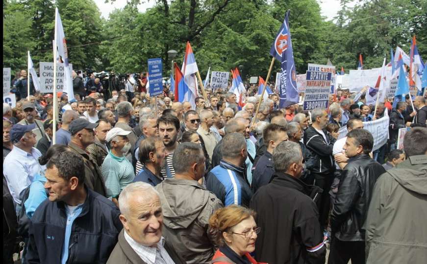 Protest opozicije počeo 'Maršem na Drini' i povicima 'Mile, lopove'