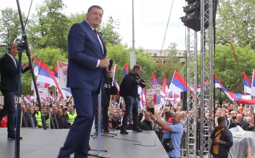 Uz pjesmu: Kako Dodik 'koketira' sa kamerom?