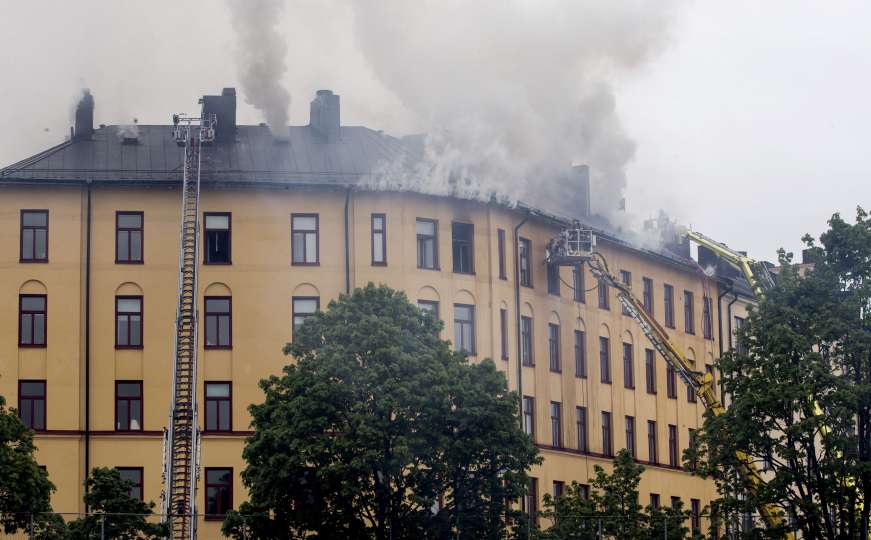 Plamen guta zgradu, 70 vatrogasnih vozila se bori sa požarom