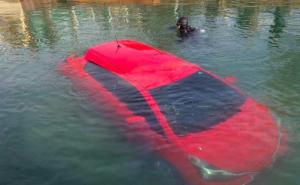 Pratila upute GPS-a i s automobilom završila u jezeru