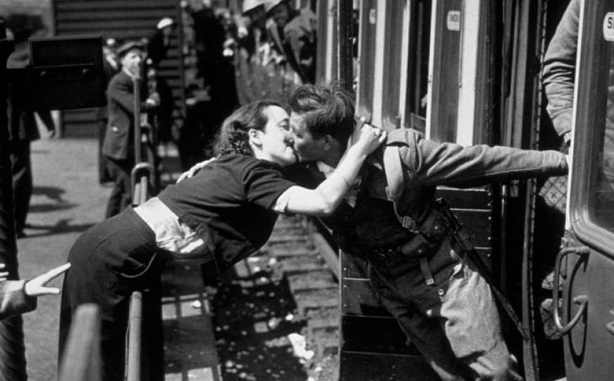 Dvadeset historijskih fotografija ljubavi tokom rata