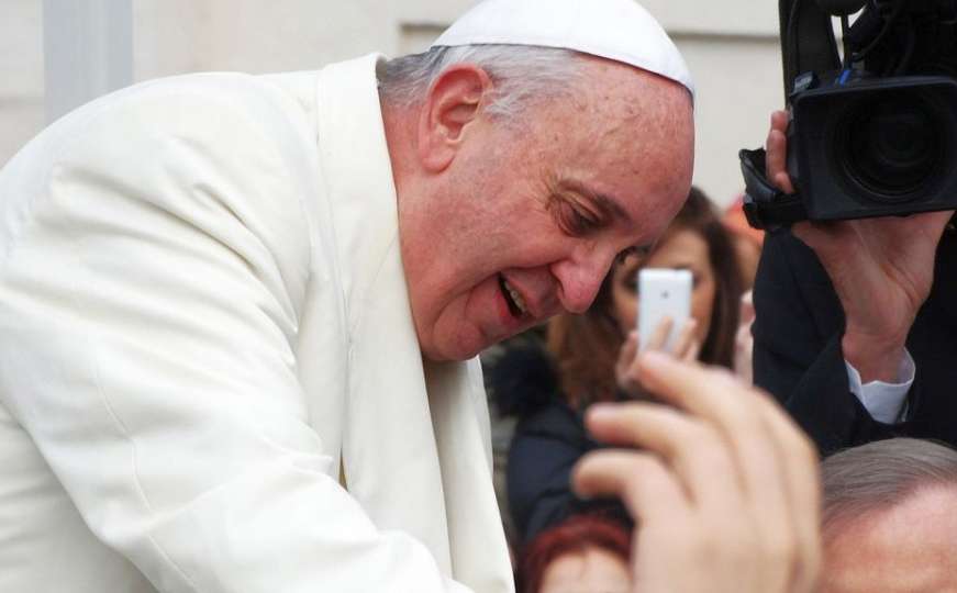 Papa: Ako muslimanka želi nositi hidžab, to joj se treba omogućiti