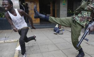 Uznemirujući video: Policajci brutalno pretukli prosvjednike
