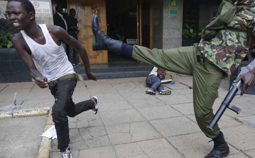 Uznemirujući video: Policajci brutalno pretukli prosvjednike