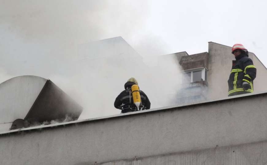 Sarajevski hrabri vatrogasci od jutros se bore protiv požara 
