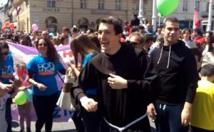 Fratar pleše na protestu protiv pobačaja u Zagrebu