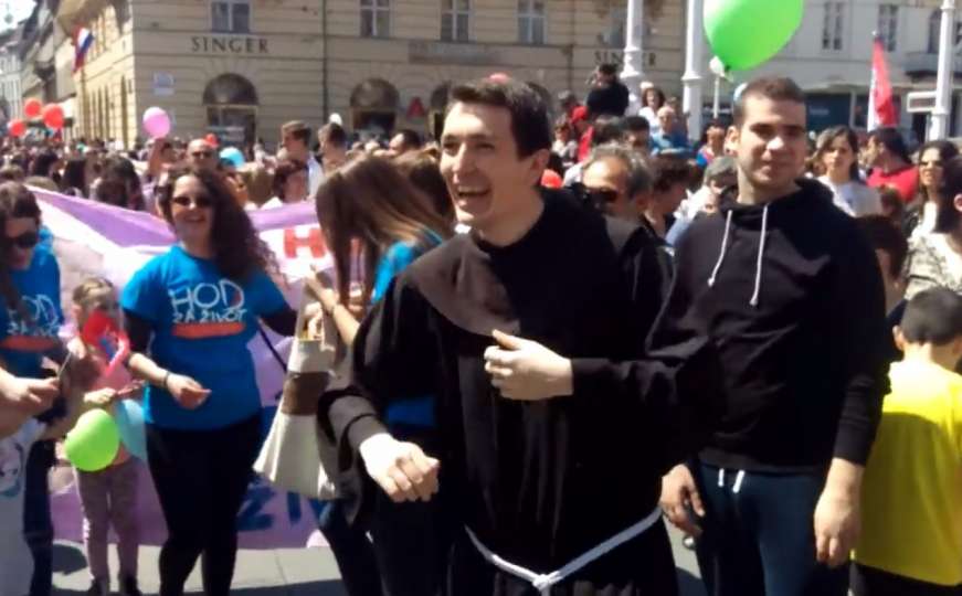 Fratar pleše na protestu protiv pobačaja u Zagrebu
