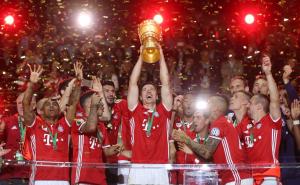 Pogledajte kako fudbaleri Bayerna slave duplu krunu