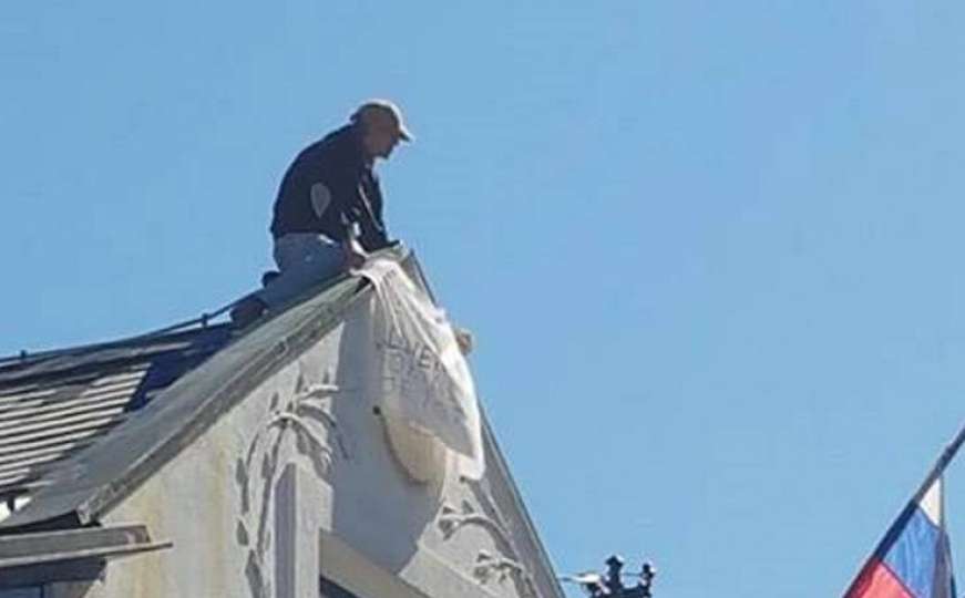 Muškarac se popeo na krov Ambasade Slovenije u Sarajevu