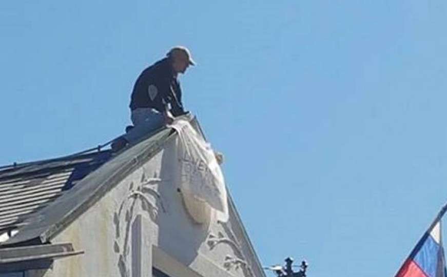 Stigli vatrogasci, hitna, policija: Muškarac i dalje na krovu Ambasade Slovenije