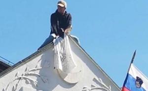 Pogledajte video pregovora s muškarcem koji je na krovu ambasade