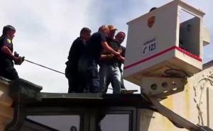 Pogledajte akciju hapšenja muškarca na krovu Ambasade